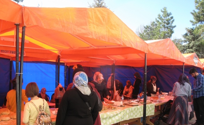 Kur'an kursu öğrencileri yararına kermes açıldı