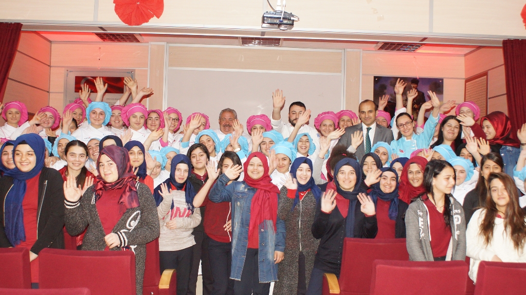 Geleceğin aşçılarına uygulamalı yemek ve baklava eğitimi