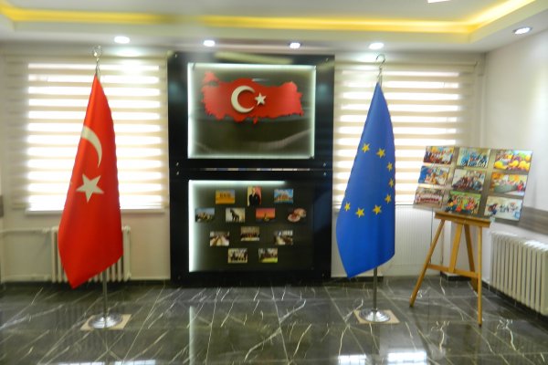 ÇUBUK LİSESİ’NDEKİ ‘AB KÖŞESİ’ İZLEYENLERİ BÜYÜLÜYOR...