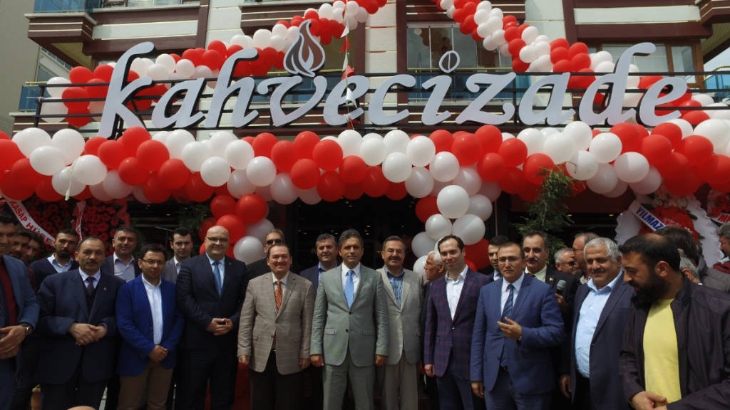 Kahvecizade Dualarla Açıldı