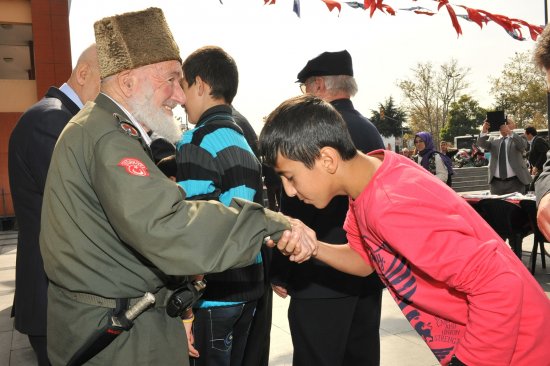 BAYRAMLAR KARDEŞLİK BARIŞ VE HOŞGÜRÜDÜR...