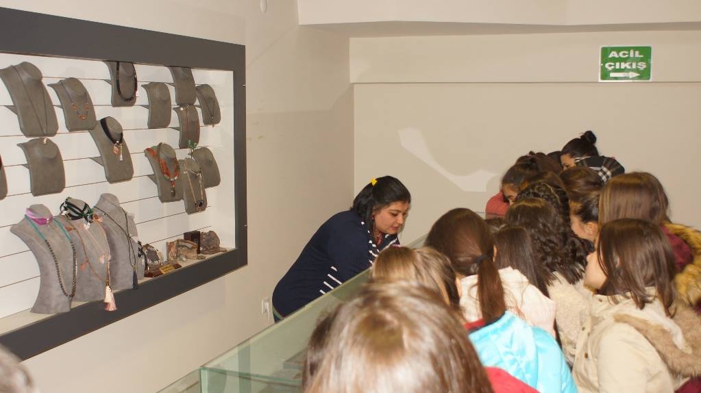 Öğrenciler, agat taşı atölyesini gezdi