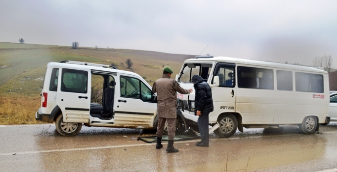 Öğrenci servis aracı kaza yaptı: 6’sı öğrenci 13 yaralı