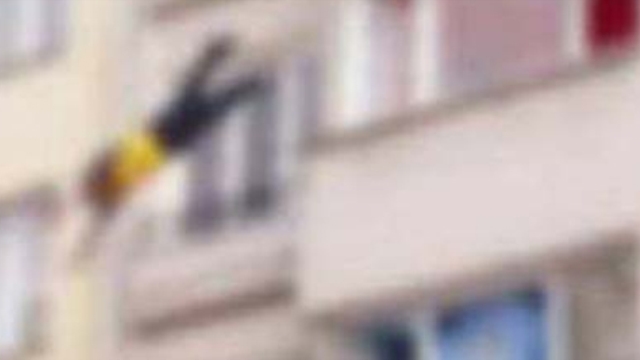 Balkondan Atladı Şans Eseri Kurtuldu