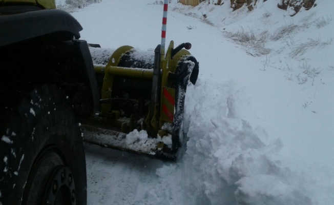 Çubuk'ta Karla Kaplı Yollar Açılıyor