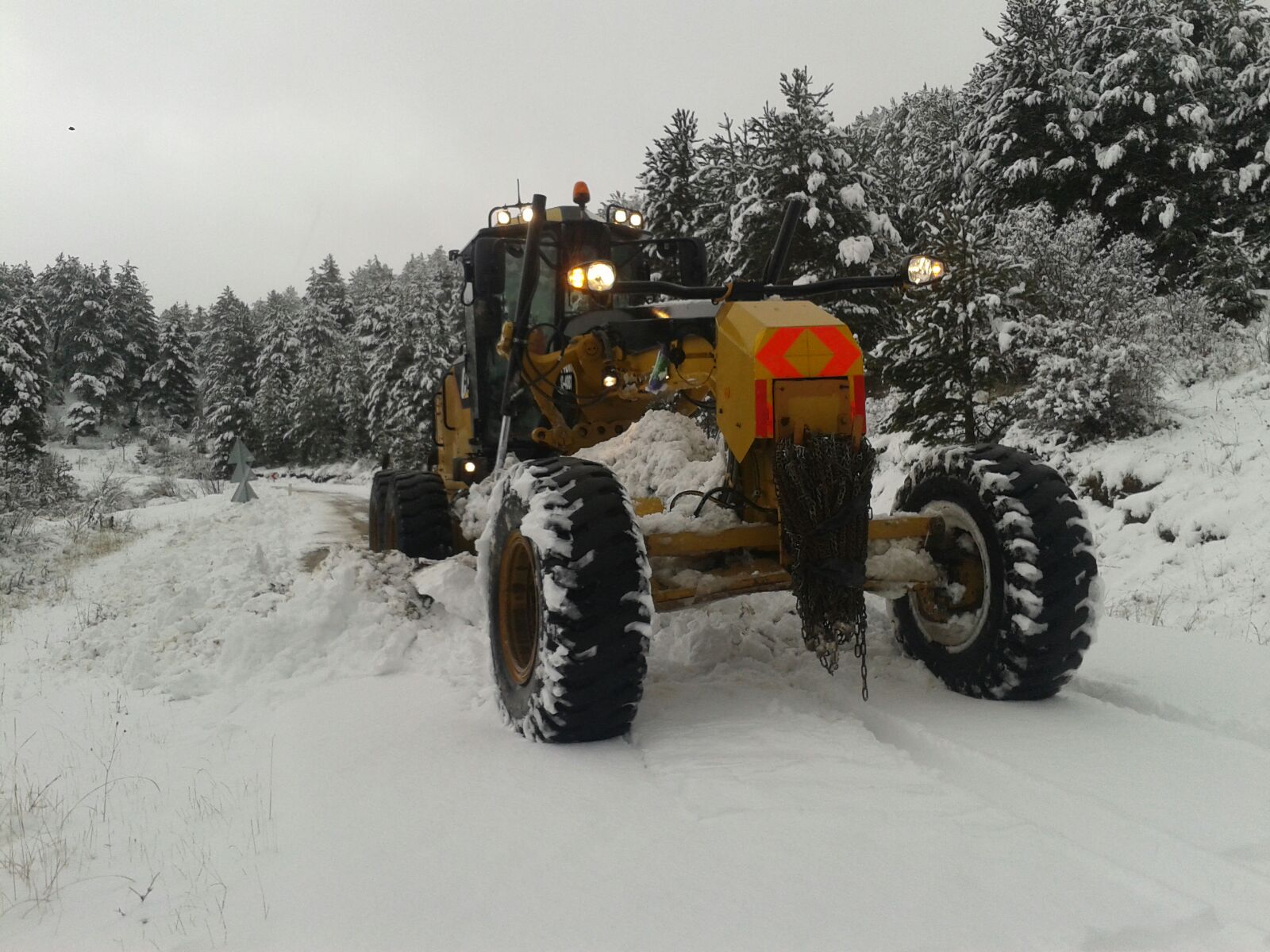 Çubuk'ta Karla Kaplı Yollar Açılıyor