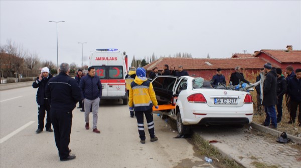 Otomobil, turşu yüklü kamyona çarptı: 1 ölü, 3 yaralı