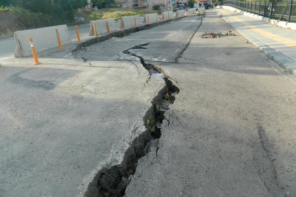 ADNAN MENDERES BULVARI’NDA “HEYELAN” TEHLİKESİ DEVAM EDİYOR...