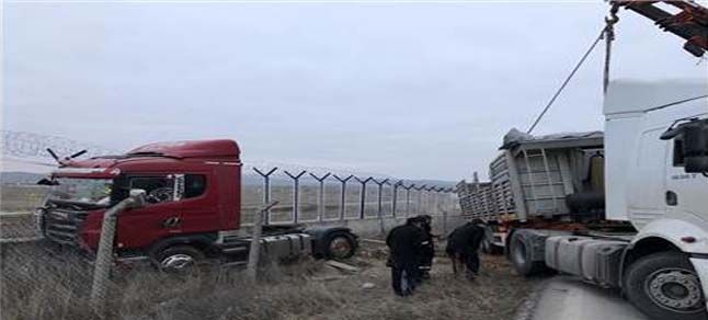 Tır, Havalimanı Korkuluklarına Çarptı