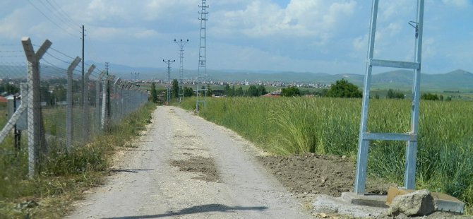 SÜNLÜ’DEKİ HOBİ BAHÇELERİNE ELEKTRİK DİREĞİ...