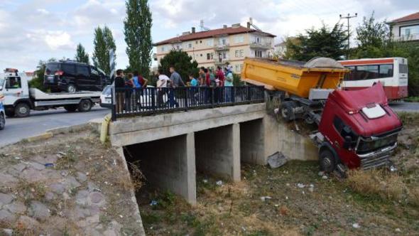 TIR ile hafif ticari araç çarpıştı: 1 yaralı