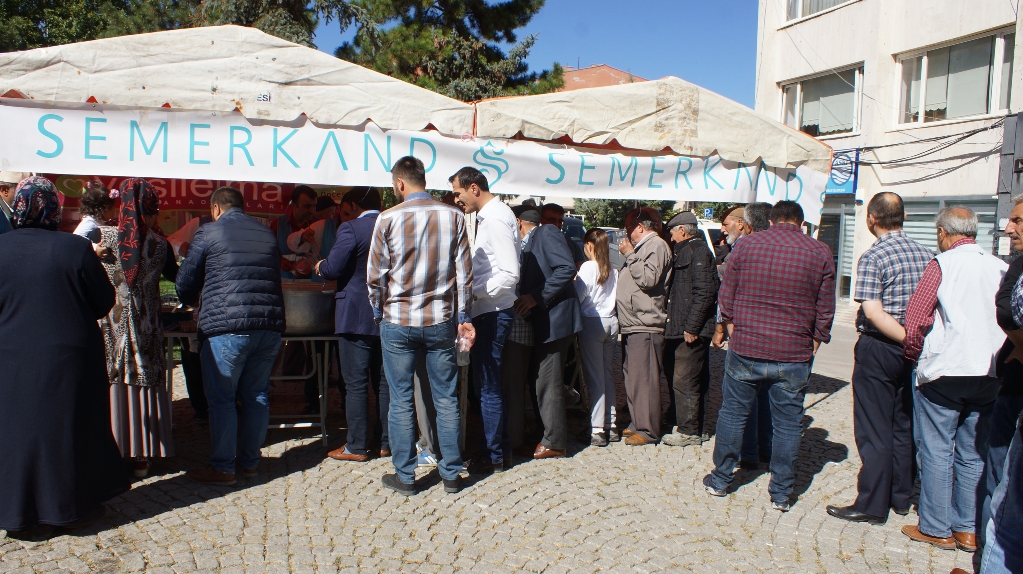Semerkand Üyeleri Aşure Dağıttı