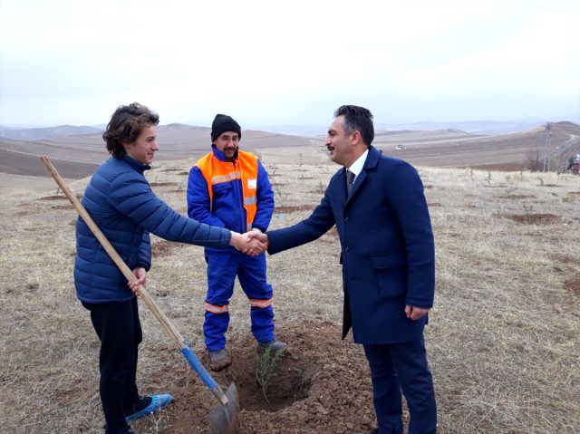 Çubuk'ta Liseli Öğrenciler Hatıra Ormanına Fidan Dikti
