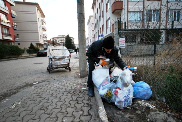 Topladığı Atıkları Satarak Ailesinin Geçimini Sağlıyor