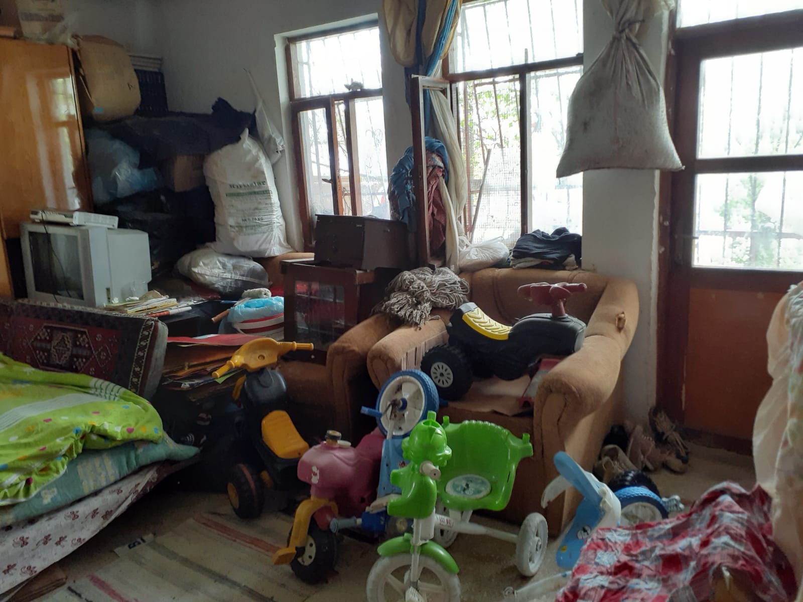 Çubuk'ta atık biriktirilmiş iki ev dezenfekte edildi