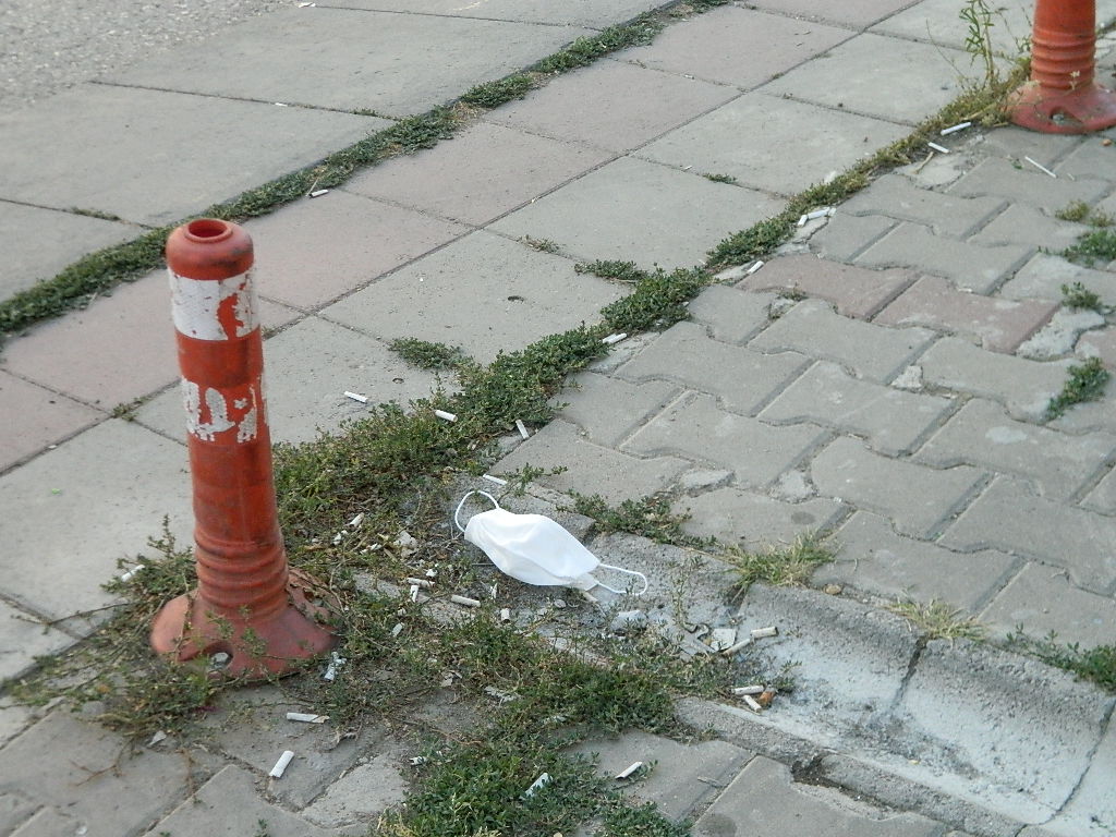 SOKAĞA ATILAN MASKE VE ELDİVENLER CORONA VİRÜSÜ KADAR TEHLİKELİ...