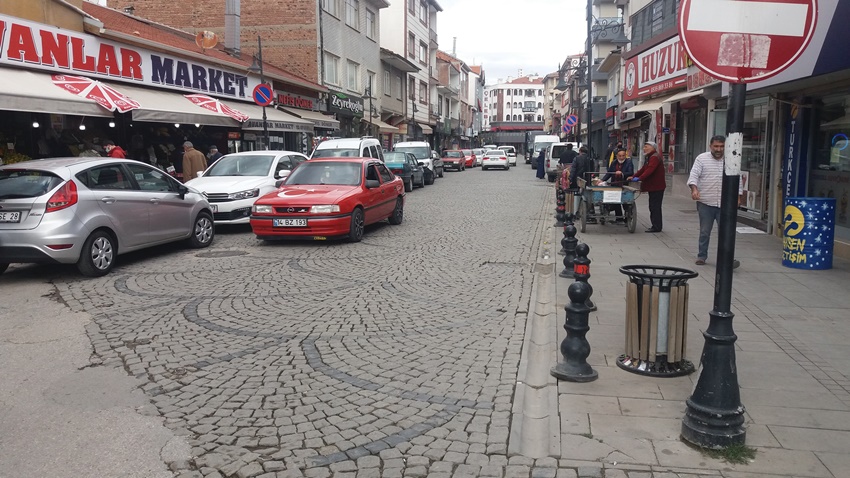 TRAFİK LEVHALARINA UYMAYANLARA CEZA ÇÖZÜM MÜ?