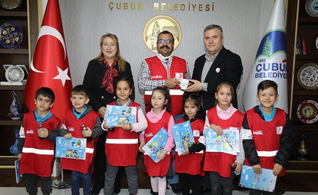 Kızılay gönüllüsü öğrencilerden Çubuk Belediye Başkanı Baki Demirbaşa ziyaret