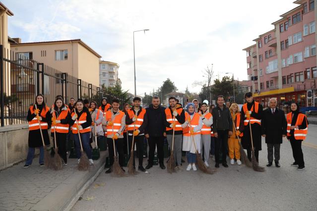 Çubuk'ta üniversiteliler cadde ve sokakları temizledi
