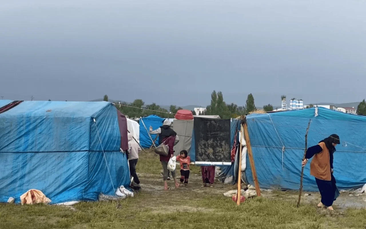 Çubuk'ta çadırları su basan mevsimlik tarım işçileri yurda yerleştirildi