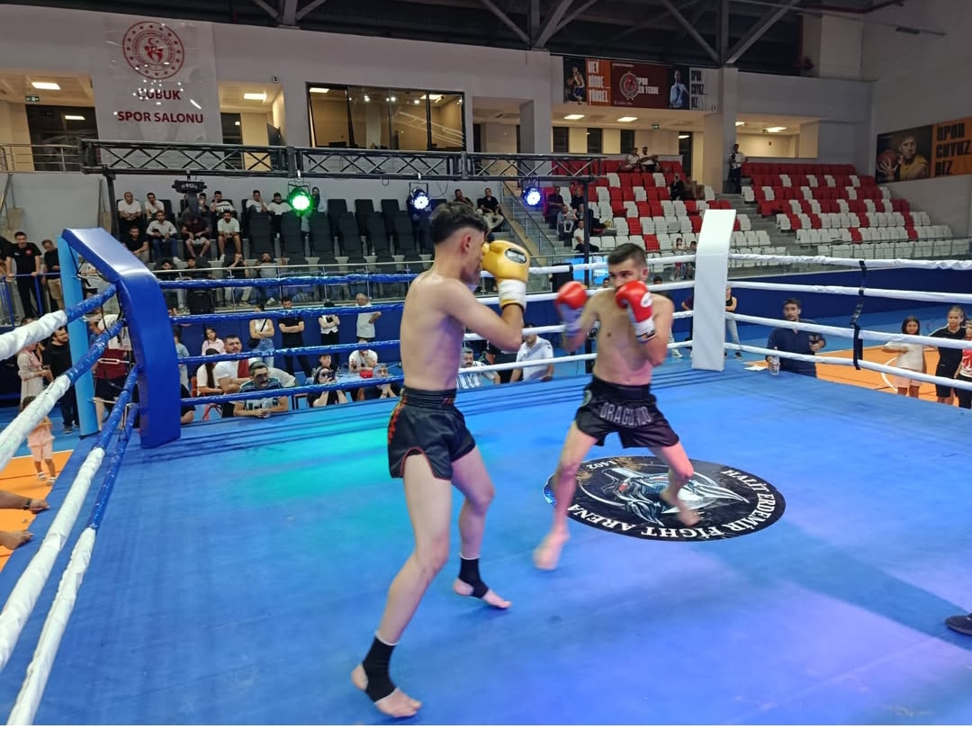 Çubuk’ta Profesyonel Kick Boks Gecesi: Heyecan ve Mücadele Ringde Zirve Yaptı