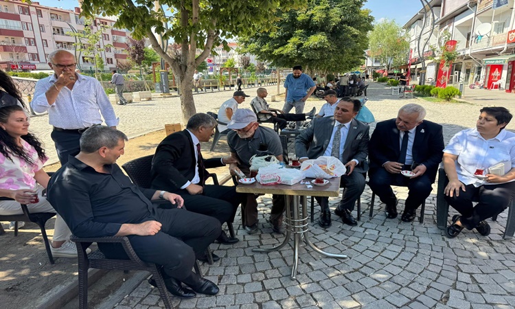 ANAHTAR PARTİ SAHAYA İNDİ...