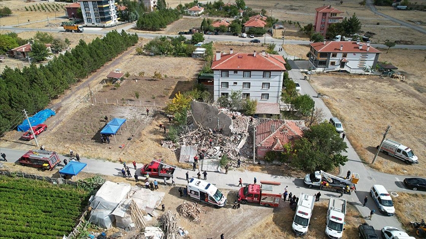 Çubuk'ta deprem riski nedeniyle boşaltılan 4 katlı bina çöktü