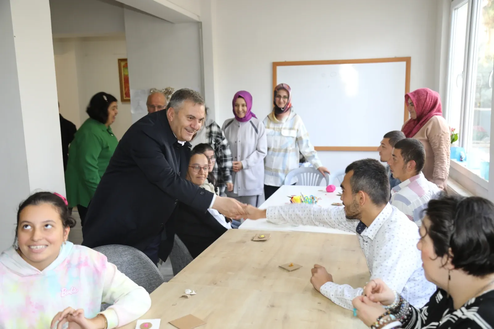 ÇUBUK’TA ÖZEL BİREYLERE EL SANATLARI KURSU: SOSYALLEŞME VE BECERİ KAZANIMI