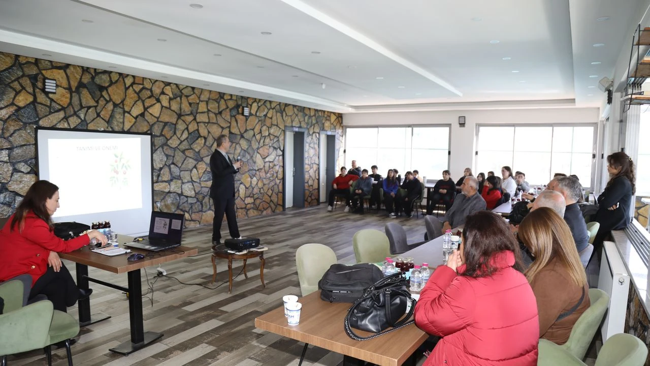 Çubuk'ta üreticilere domates yetiştiriciliği eğitimi verildi