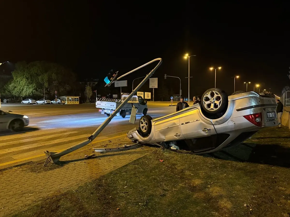 Çubuk'ta korkunç kaza: Otomobil ışık direğine çarptı, sürücü yaralandı