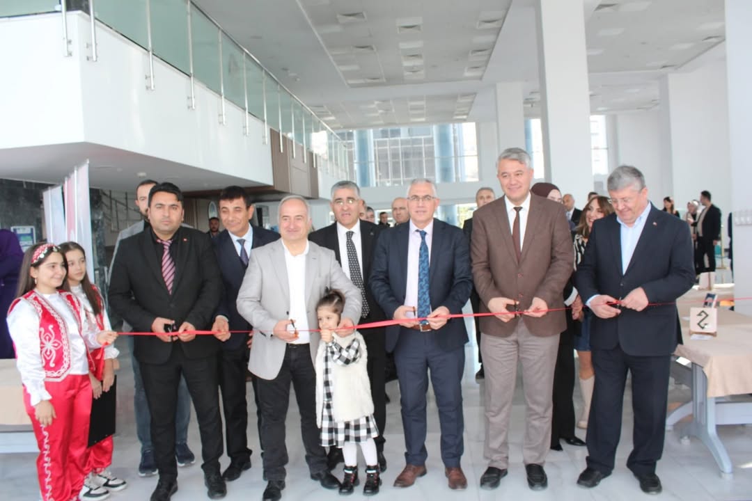 SERAMİK ESERLER SANAT SERGİSİ ÇUBUK’TA ZİYARETÇİLERLE BULUŞTU