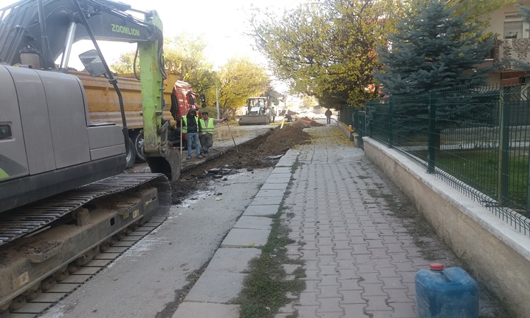 YOLLAR BU DEFA DA DOGALGAZ ALTYAPI ÇALIŞMALARI İÇİN KAZILIYOR...