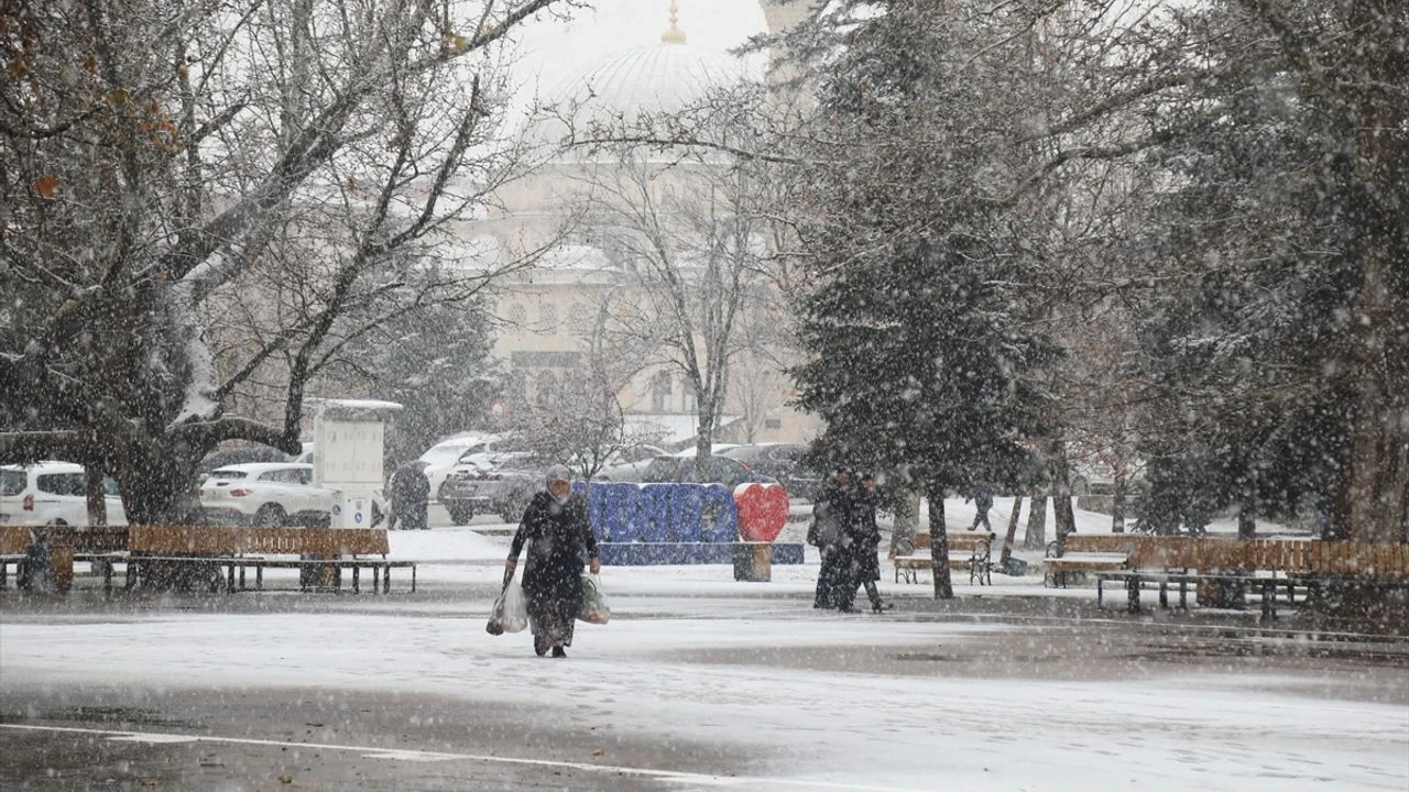 Çubuk'ta kar yağışı etkili oldu