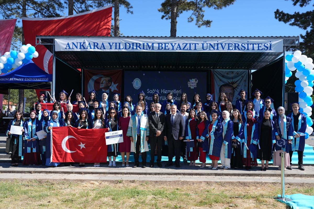 ÇUBUK’TA MEZUNİYET COŞKUSU: AYBÜ’LÜ 1504 ÖĞRENCİ KEP ATTI!