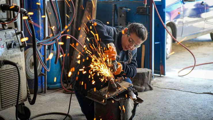 Çubuk'ta günde 18 otobüs kaynak yapan genç kız, fabrikanın ilk kadın çalışanı oldu