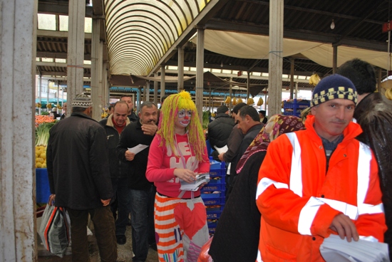 Belediyeden Palyaçolu Temizlik Kampanyası