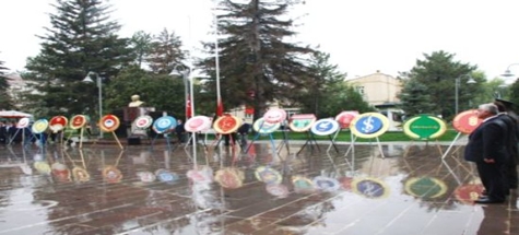 Atatürk Anıtı'na Çelenk Konuldu