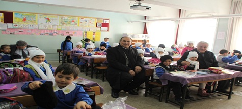 Başkan Özden Öğrencilere Şapka ve Kaşkol Dağıttı