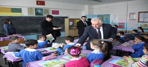 Başkan Özden, Öğrencilere Çanakkale Savaşını Anlatan Kitap Dağıttı