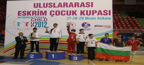 ESKRİMDE 1 ALTIN 1 GÜMÜŞ MADALYA