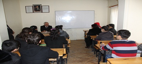 Bilgi Evine Giden 200 Öğrenciye Kitap Dağıtıldı