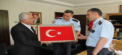 Başkan Özden’e Emniyet Teşkilatından Ay Yıldızlı Tablo Hediye