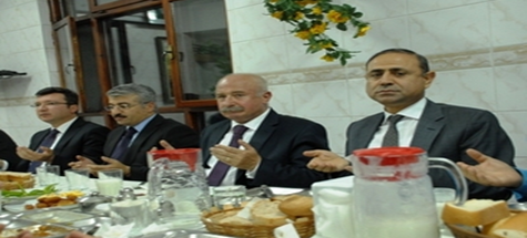 VALİ YÜKSEL İŞÇİLERLE İFTAR YAPTI