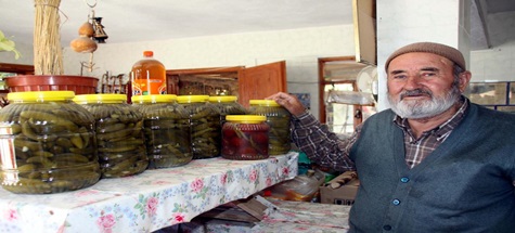 Çubuk turşusunun püf noktalarını öğretiyor