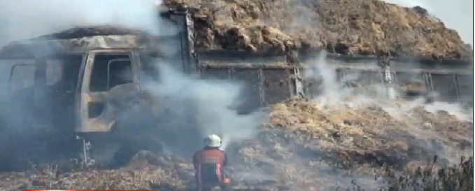 Saman Yüklü Kamyon Alev Alev Yandı