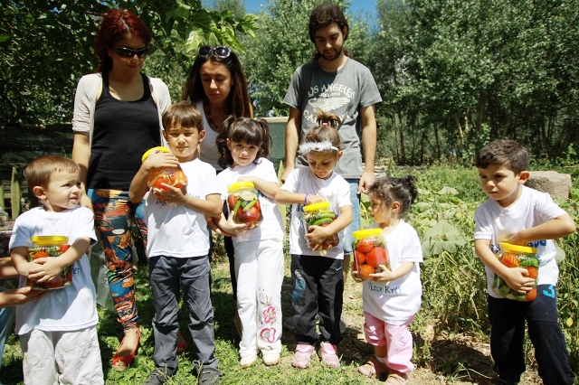 Minik öğrenciler turşu yapmayı öğreniyor