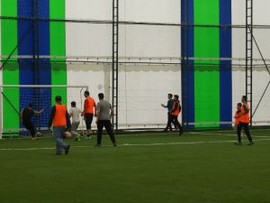 Topkapı Halı Saha'da top oynamakta güzel seyretmekte güzel.