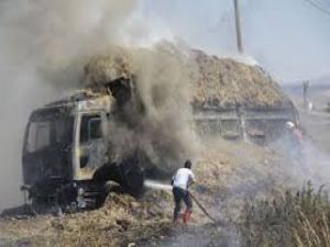 SAMAN YÜKLÜ KAMYON YANDI